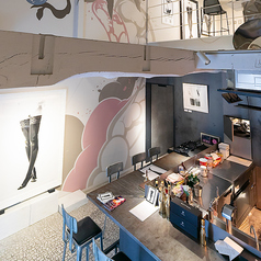 【バーカウンター】エントランスの先は、オープンキッチンに面したカウンター席。上を見上げると、そこに広がるのは天井高9mのアート空間。