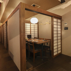 ゆったり座れる6人掛けテーブル席は、友人や家族との食事にぴったり。美味しい料理を囲みながら、会話が弾むひとときを楽しめます。