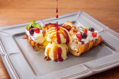 フランス産発酵バターのクロワッサンアイスサンド＆キャラメルベリーソース