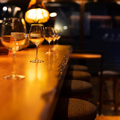 【スタンディング4席】ちょっとしたおつまみとお酒を気軽に楽しみたい時に最適な、スタイリッシュなスタンディングスペースです◎お仕事帰りの一杯や、二軒目利用にもおすすめ。カジュアルな雰囲気ながらも、店内の一体感を感じられる特別なスポットです。ぜひお気軽にお立ち寄りください♪