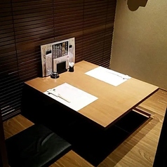 デート向き個室【掘りごたつ席】大切な方と水入らずの時間を過ごせる2名様限定の完全個室をご用意しております。心地よい照明が灯る空間で足を伸ばしてくつろげる掘りごたつ席となっており、静かに語り合いながらお食事を楽しめます。ご夫婦の記念日やカップルのデートなど、特別な夜に最適なプライベートなお席です。
