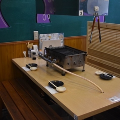 当店は、6人掛けのテーブル席を7卓ご用意しておりますので、ご家族やご友人との普段のお食事に最適です。広々としたテーブル席で、リラックスしながらお食事をお楽しみいただけます。また、打ち上げや飲み会、誕生日のお祝いなど、様々なシーンでのご利用にも対応しております。