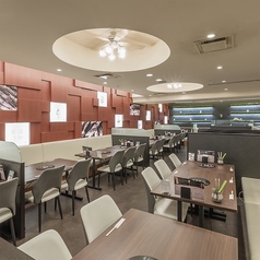 テーブル席は大人数様宴会にも対応いただけます。一体感のある配置で、みんなの顔を見ながら盛り上がれるのが魅力◎