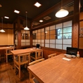 【広々店内】広々とした店内では、各テーブルの間隔をしっかり確保しています。周りを気にせずリラックスできる快適な空間で、友人や同僚との楽しいひとときを安心してお過ごしいただけます。お食事と共に、素敵な時間をお楽しみください！