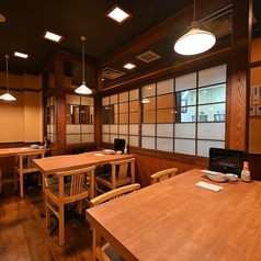 【広々店内】広々とした店内では、各テーブルの間隔をしっかり確保しています。周りを気にせずリラックスできる快適な空間で、友人や同僚との楽しいひとときを安心してお過ごしいただけます。お食事と共に、素敵な時間をお楽しみください！
