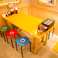 テーブル席はレイアウト可能！机をくっつければ宴会仕様にも◎明るく活気のある店内でお食事をお楽しみいただけます。