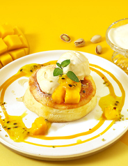 期間限定】トロピカルマンゴーとパッションフルーツのパンケーキ