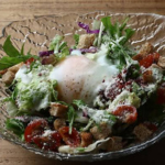シャキシャキの野菜にとろ～り温泉卵と生ハムの塩味がたまらない、シーザーサラダがクセになります♪