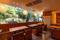 滝の見える店内