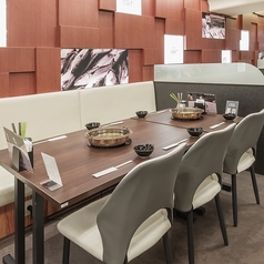 4～6名様まで座れるソファー席。女性にも優しいソファー席です。周囲の視線を気にせず、大切な接待や記念日の会食に集中したい時に最適◎