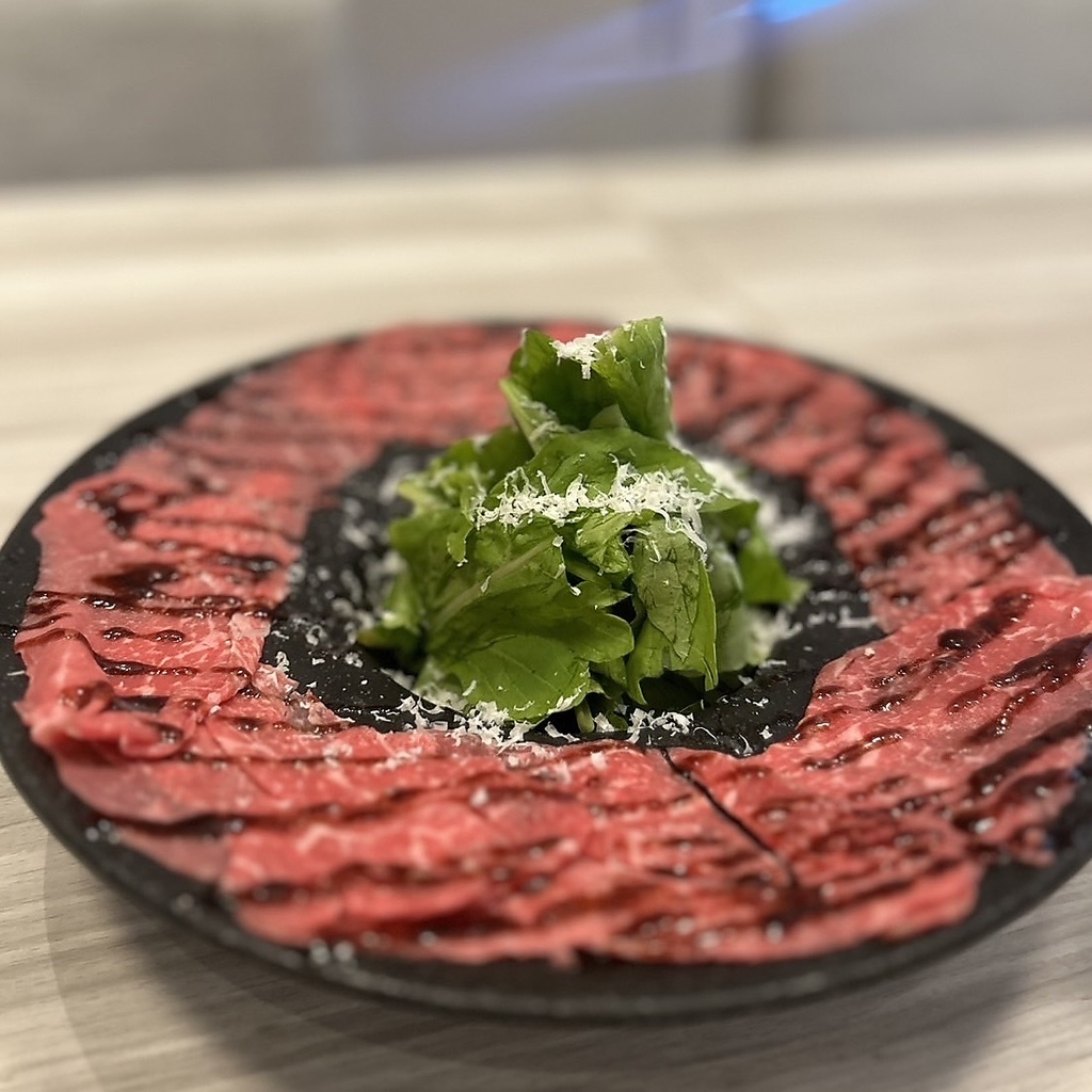 -黒毛和牛の炙りカルパッチョ-　旬の食材を使ったシーズンメニューをお楽しみいただけます