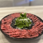 -黒毛和牛の炙りカルパッチョ-　旬の食材を使ったシーズンメニューをお楽しみいただけます