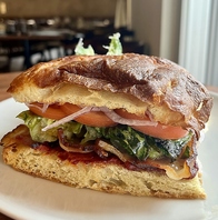 各種自家製パンのサンドイッチ