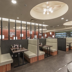 ブュッフェを取りに行きやすい席も多数あります。出汁の香りに包まれて、自然と会話が弾むこと間違いなしです♪