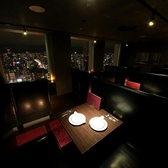 全席から夜景をご覧いただけます。ソファーシートのお席で2人だけの特別な時間をお過ごし頂けます。