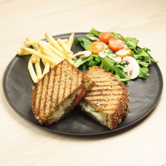 MOZZARELLA & TOMATO モッツァレラチーズとトマト
