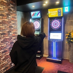 立ち飲みスペースも完備。ドリンク片手に投げては盛り上がる、まさにアクティブな時間を過ごせます。試合感覚で対戦したり、初心者同士で練習したりとシーンは自由。スタッフが丁寧にサポートしてくれるので初めてでも安心です。立ち飲みならではの気軽さで、1人飲みからグループ利用まで楽しめるのが魅力。