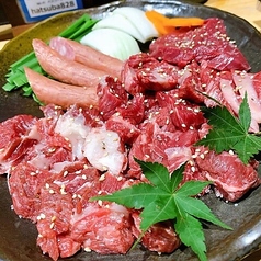 【噛むほどに旨い】こだわりの馬肉を様々な部位で楽しめる！馬焼肉盛り合わせ 2〜3人前の写真
