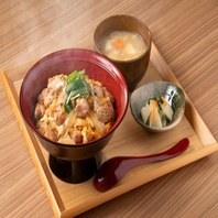 本格焼鳥と共に味わう充実の丼物メニュー。