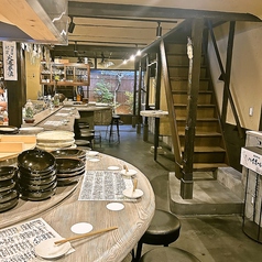 高級志向な内装が魅力の店内には、和の趣が感じられるカウンター席をご用意。目の前で調理風景を眺めながら、日本酒がずらりと並ぶ棚から選ぶ楽しさも体験できます。料理を待つ間、和の美しい器や細やかな盛り付けに目を奪われ、食事が一層特別なものに…。深夜まで営業してますので、二件目利用にも是非お立ち寄り下さい。