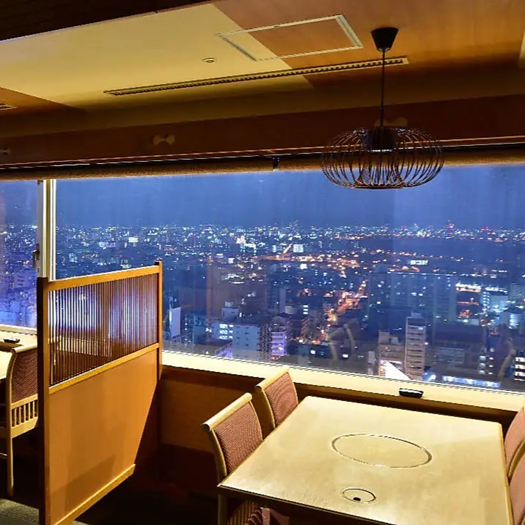 とびきりの夜景を望みながら、お食事を楽しむ少し優越感に浸れる時間…