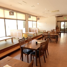 靴を脱いでゆったりくつろげる座敷席は、ご家族連れやご年配の方にも好評。落ち着いた空間で、心温まるひとときを。畳の温もりに包まれながら、足を伸ばしてリラックス。会話も弾む、居心地の良い座敷席をご用意しています。