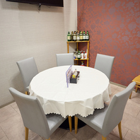 5～10名様に大人気の円卓テーブル