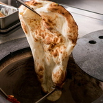 モチモチフワフワのナンはオーダーを受けてから焼きあげます！焼きたてナン食べ放題もおすすめ◎