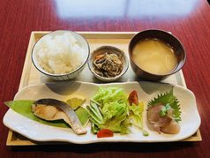 お魚定食(小鉢、サラダ付き)