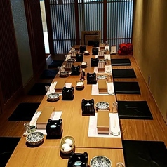 宴会個室【掘りごたつ席】8名様から14名様までご利用可能な、中規模のお集まりに最適な掘りごたつ式の完全個室です。和の風情を感じる落ち着いた空間でお過ごしいただけます。扉で仕切られているため、和気あいあいとした雰囲気で盛り上がれます。部署のご宴会や同窓会など、親しいお仲間とのお食事に最適です。