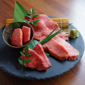 料理メニュー写真 黒毛和牛 赤身・霜降りの4種盛り合わせ