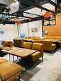 店内には、お食事や会話を心ゆくまで楽しめる心地よいソファー席を備えております。座り心地のよい椅子で長時間の滞在でも疲れにくく、ご家族やご友人とのランチタイムからお仕事帰りのひとときまで、どんなシーンでもゆったりとくつろげる快適な空間をご提供いたします。