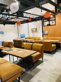 店内には、お食事や会話を心ゆくまで楽しめる心地よいソファー席を備えております。座り心地のよい椅子で長時間の滞在でも疲れにくく、ご家族やご友人とのランチタイムからお仕事帰りのひとときまで、どんなシーンでもゆったりとくつろげる快適な空間をご提供いたします。