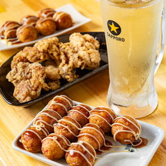 香ばしさとジューシーな唐揚げやポテトなどおつまみ充実