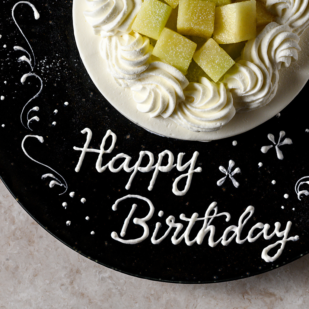 ランチ・ディナー共にメッセージプレート付ホールケーキも対応しております。お祝いやサプライズに！