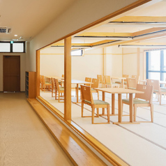 【広々とした店内】テーブル席は最大30名様まで対応◎広々としてゆったり座れるテーブル席でお寛ぎいただけます。ご利用の人数に合わせたお席をご用意いたします。