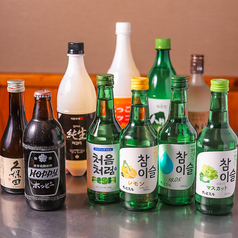 チャミスルやオリジナルマッコリなど韓国酒が充実◎の写真