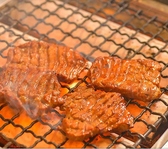 本場仙台の牛たん焼きを専門店にも負けないクオリティで提供。熟成した牛たんを厚切りで焼き上げます！牛たん料理と厳選された素材を活かした料理をお酒とともに楽しんで頂けるお洒落な食通が通う、まさに隠れた名店です。