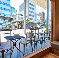 風が心地よいテラス席