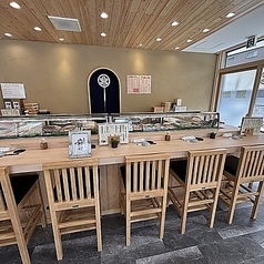 【貸切 26名まで】カウンター含め最大26名収容できます。テーブル席は14名ご予約頂けます。会社のご宴会や大人数での集まりにもぜひご利用ください。