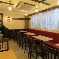 お店の奥はテーブル席で、ゆったり過ごせる空間です◎