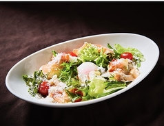 生ハムと半熟玉子のシーザーサラダ