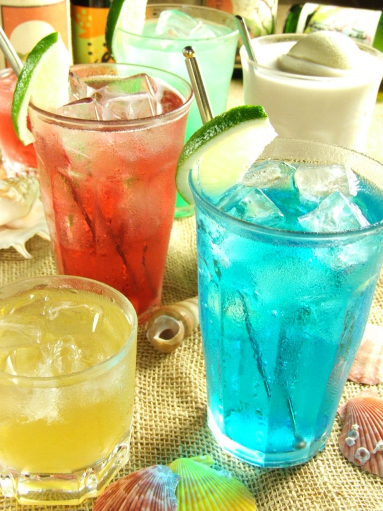 涼しげなドリンクたち。こんなきれいなカクテルを見たら、気分が上がります