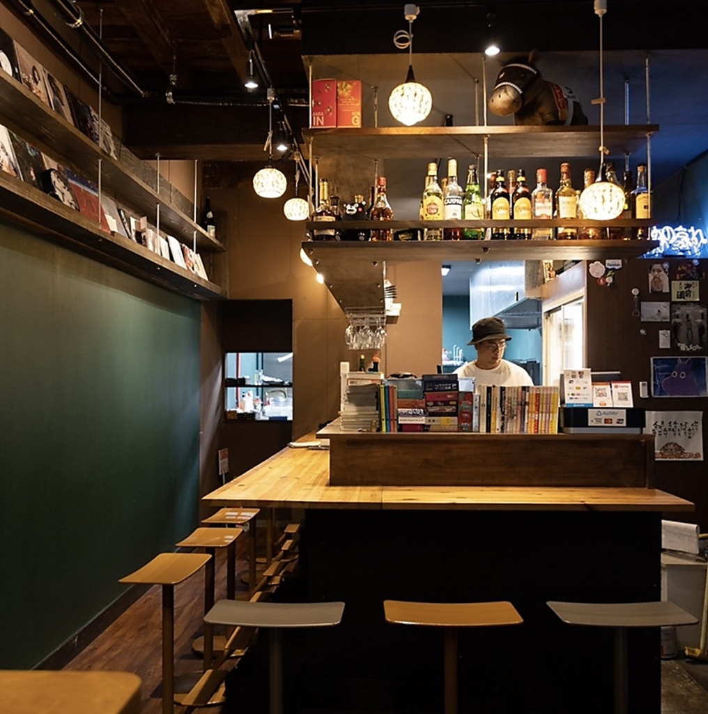 気さくな店主が楽しくオススメメニューを教えてくれます！お1人でのご利用も！