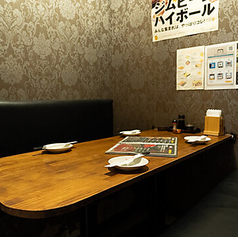 2名様からご利用いただける個室を完備しています。大切な方とのデートに最適なプライベート空間で、ゆったりと二人の時間をお過ごしいただけます。