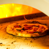 店内のピザ窯で焼き上げた本格ピッツァ！