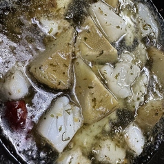 イカとアーティチョークのアヒージョ