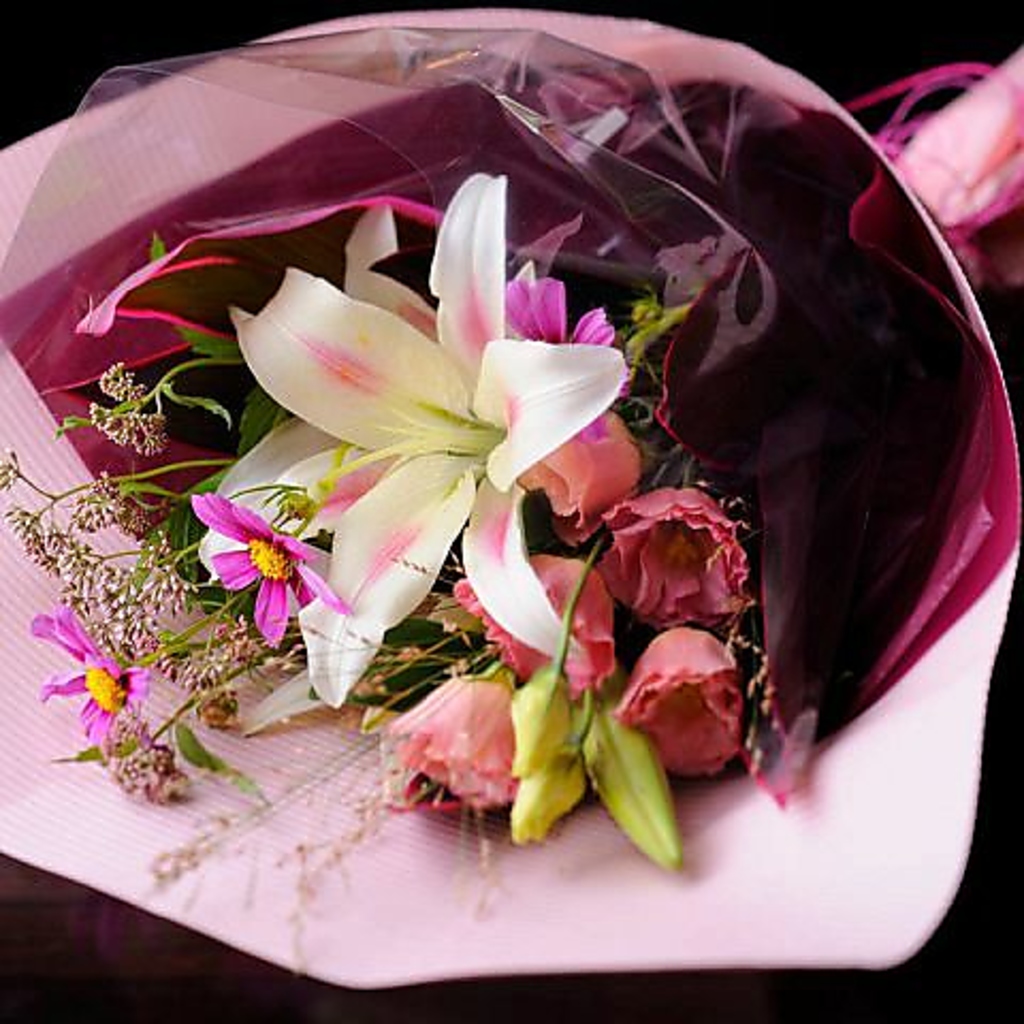 誕生日はもちろん、結婚式の2次会や記念事にはお店から花束やケーキをご用意！お祝い事は華やかに♪