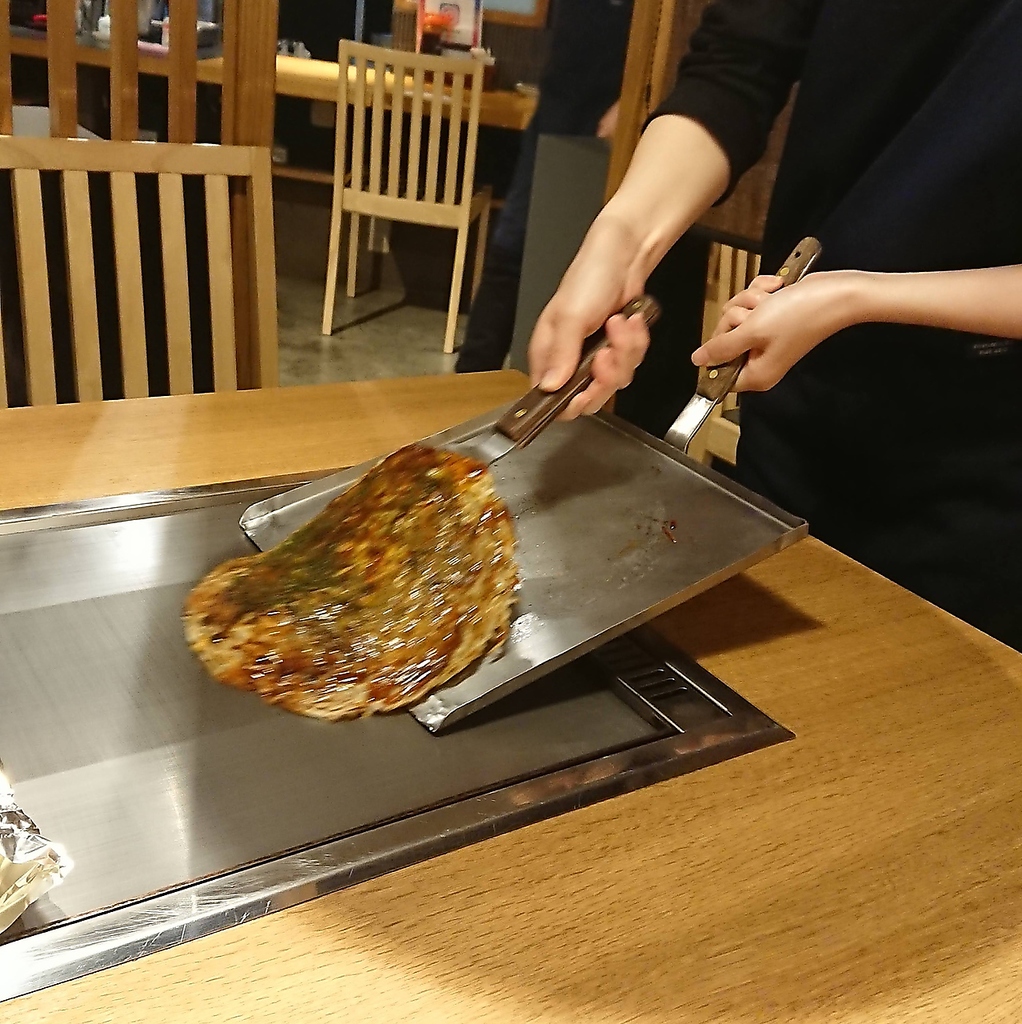 出来立てアツアツのお好み焼き◎音と香りがたまりません。心とお腹を満たす、至福の一皿。会話も弾む