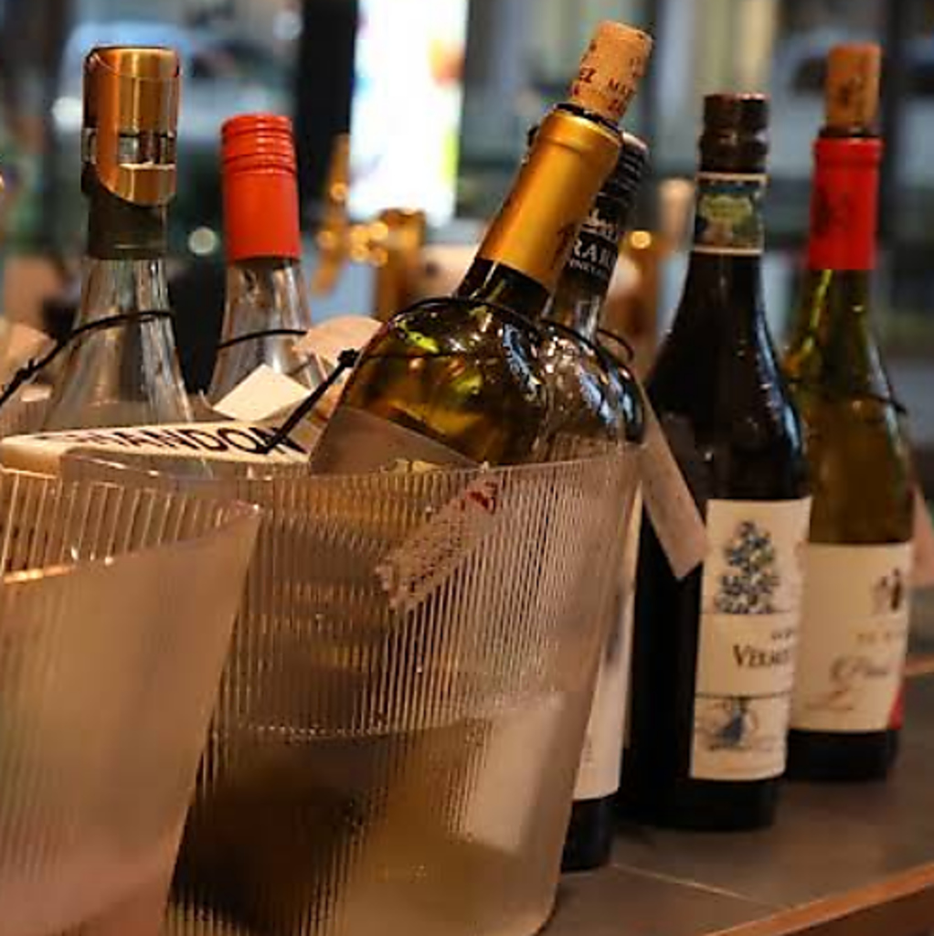 ワインやシャンパンを飲みながら、当店の絶品料理をぜひ、ご堪能ください！グラス660円(税込)から！